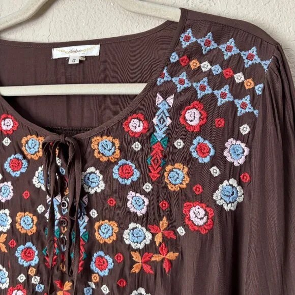 Andree by UNIT 1X Floral Embroidered Longline Sharkbite Hem Blouse Top - Picture 4 of 12